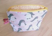 MEDIUM-001-penguin-etoile-fermeture_jaune